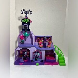 Disney Jr. Vampirina Spookleton Doll House Play Set Talks Lights Music